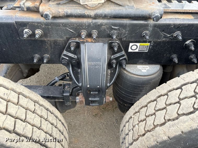 image for item EC8239 2017 Peterbilt 579 semi truck