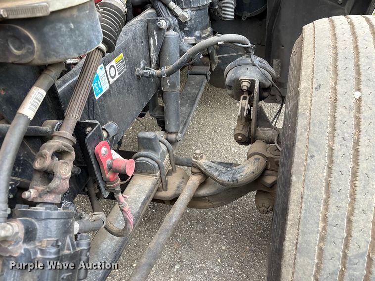 image for item EC8239 2017 Peterbilt 579 semi truck