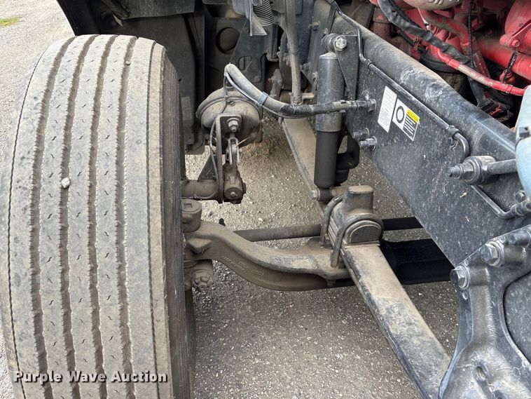 image for item EC8239 2017 Peterbilt 579 semi truck