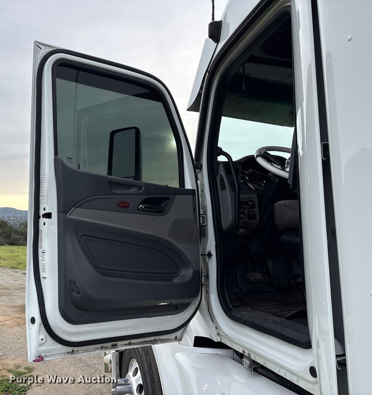 image for item EC8239 2017 Peterbilt 579 semi truck