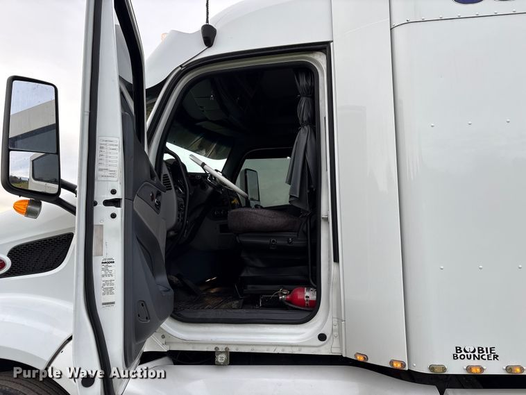 image for item EC8239 2017 Peterbilt 579 semi truck