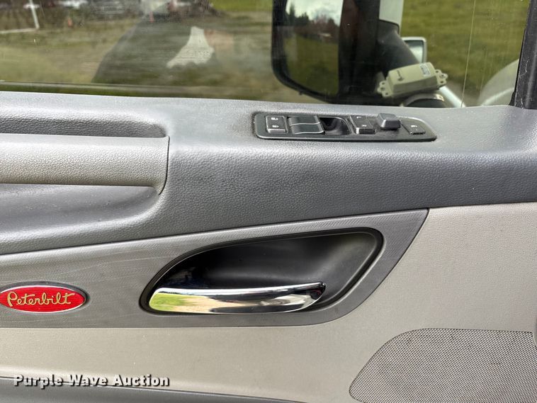 image for item EC8239 2017 Peterbilt 579 semi truck