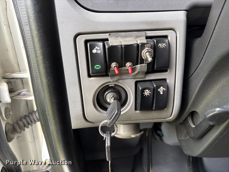 image for item EC8239 2017 Peterbilt 579 semi truck