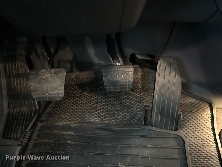 image for item EC8239 2017 Peterbilt 579 semi truck