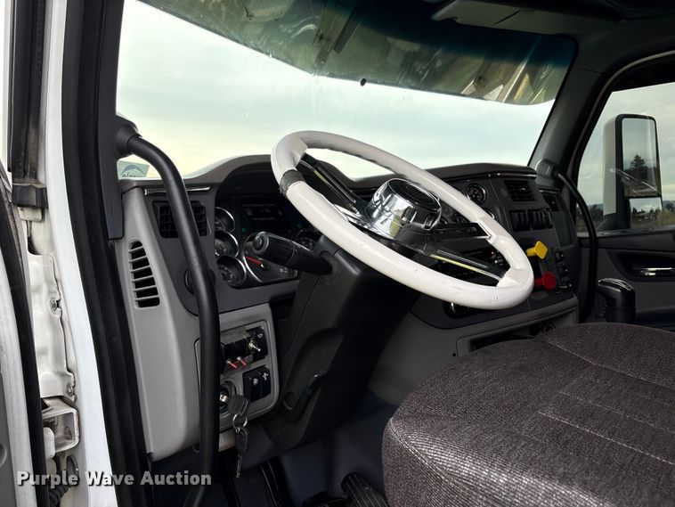 image for item EC8239 2017 Peterbilt 579 semi truck