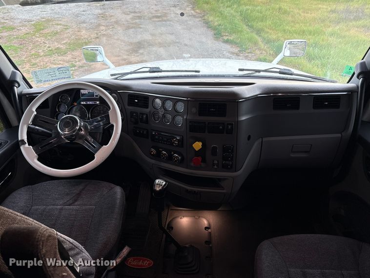 image for item EC8239 2017 Peterbilt 579 semi truck