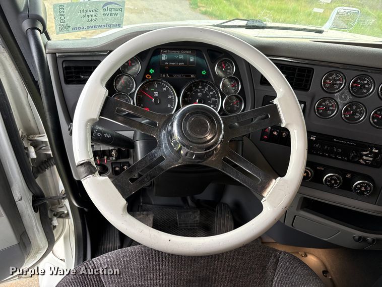 image for item EC8239 2017 Peterbilt 579 semi truck