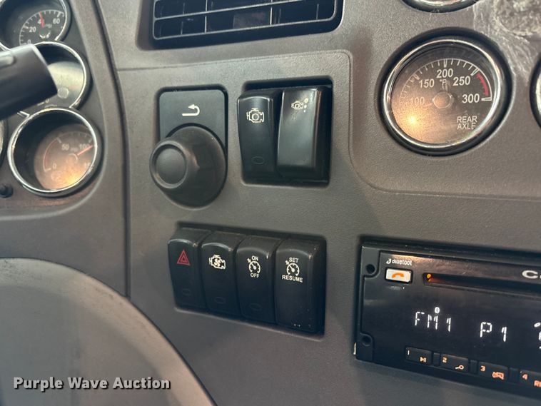 image for item EC8239 2017 Peterbilt 579 semi truck