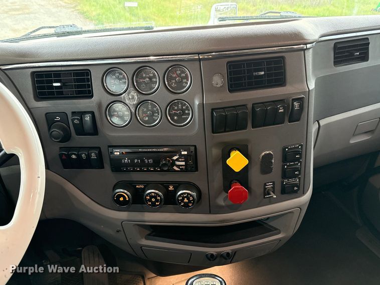 image for item EC8239 2017 Peterbilt 579 semi truck