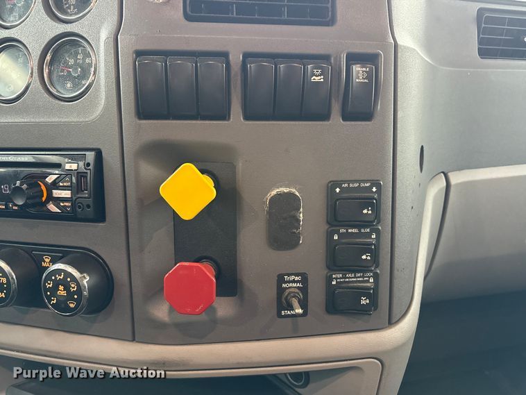 image for item EC8239 2017 Peterbilt 579 semi truck