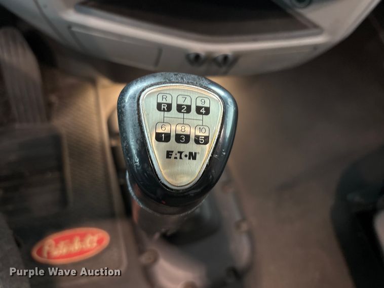 image for item EC8239 2017 Peterbilt 579 semi truck