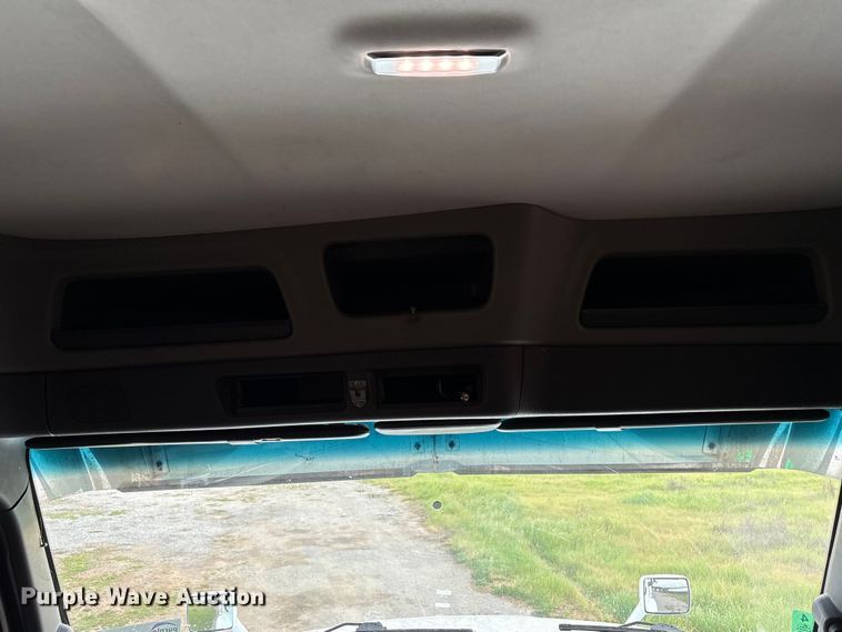 image for item EC8239 2017 Peterbilt 579 semi truck