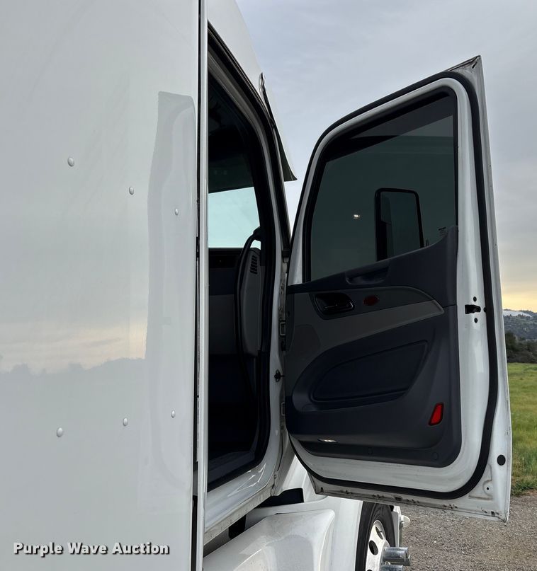 image for item EC8239 2017 Peterbilt 579 semi truck