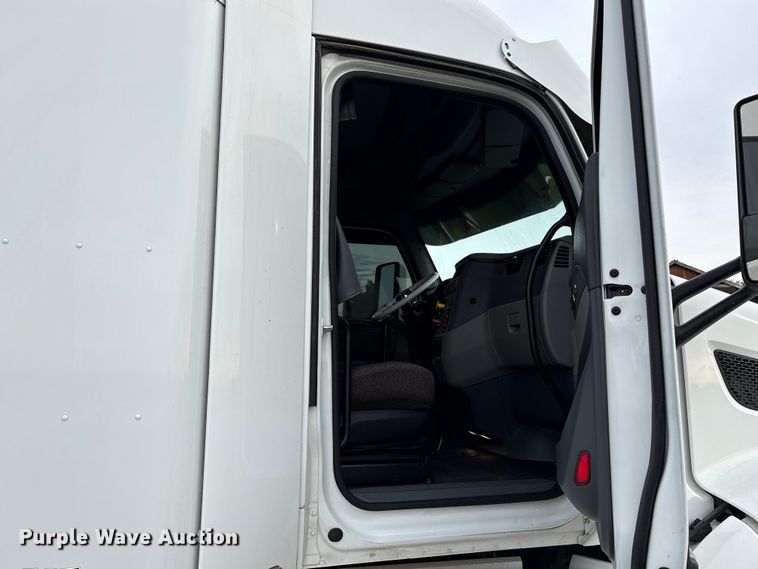 image for item EC8239 2017 Peterbilt 579 semi truck