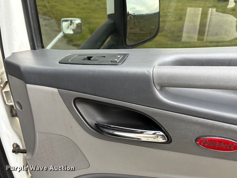 image for item EC8239 2017 Peterbilt 579 semi truck