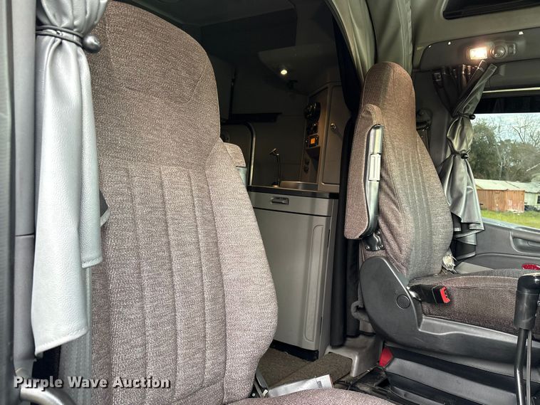 image for item EC8239 2017 Peterbilt 579 semi truck