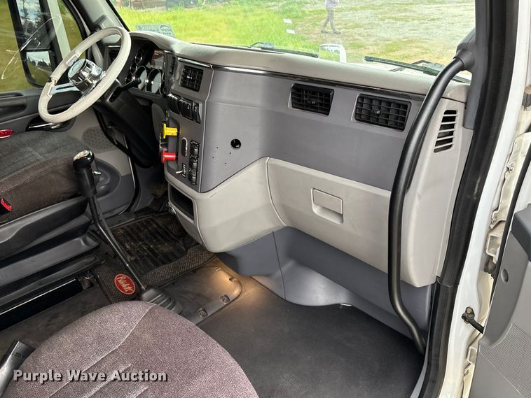 image for item EC8239 2017 Peterbilt 579 semi truck