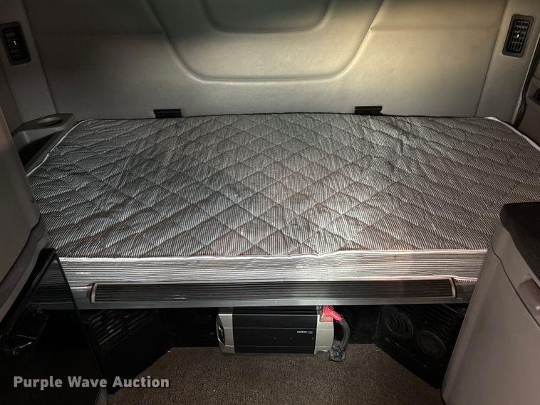 image for item EC8239 2017 Peterbilt 579 semi truck