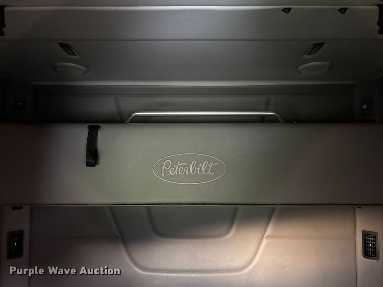 image for item EC8239 2017 Peterbilt 579 semi truck
