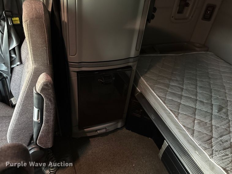 image for item EC8239 2017 Peterbilt 579 semi truck