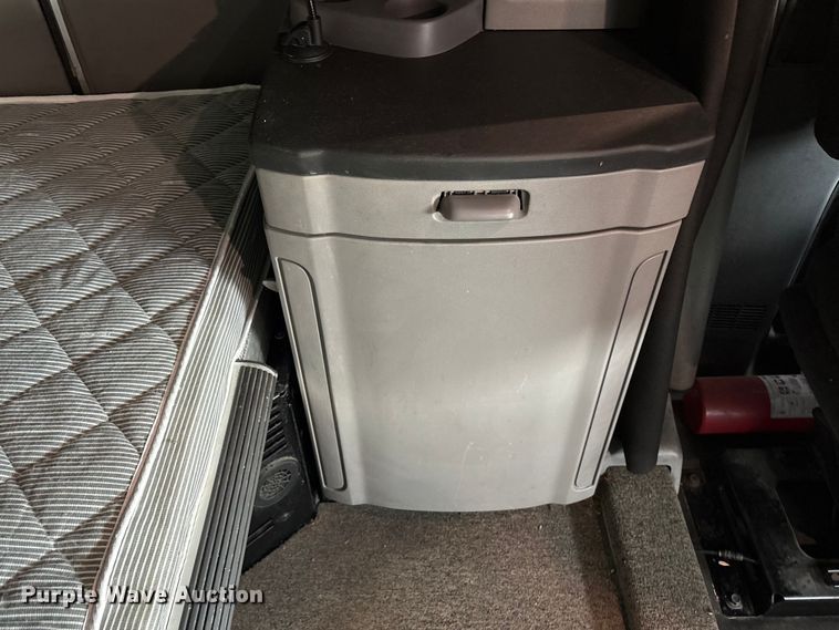 image for item EC8239 2017 Peterbilt 579 semi truck