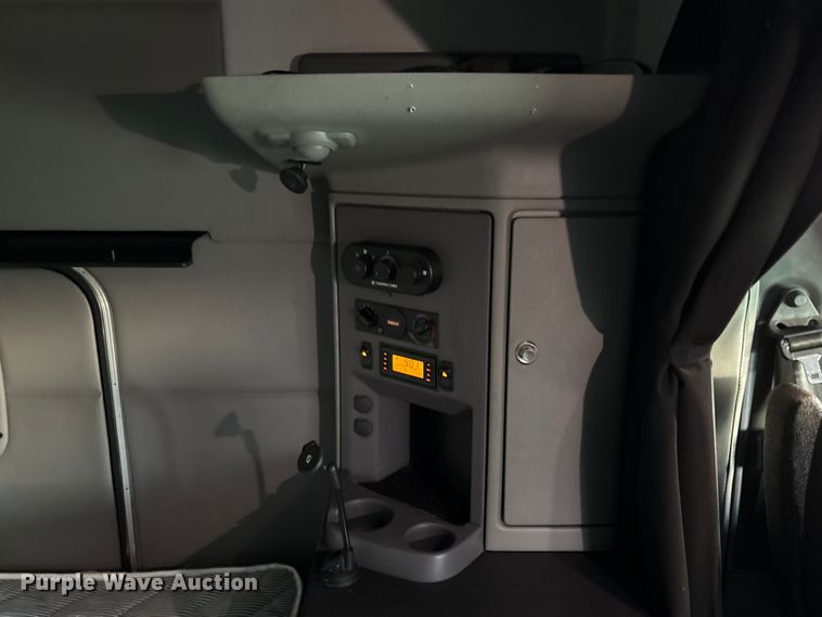 image for item EC8239 2017 Peterbilt 579 semi truck