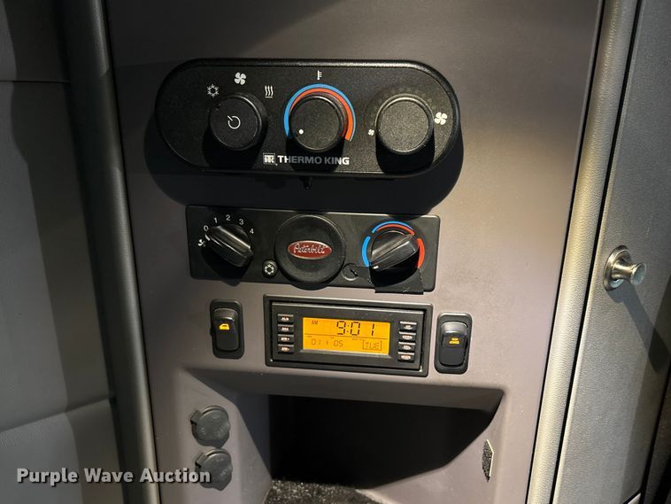 image for item EC8239 2017 Peterbilt 579 semi truck