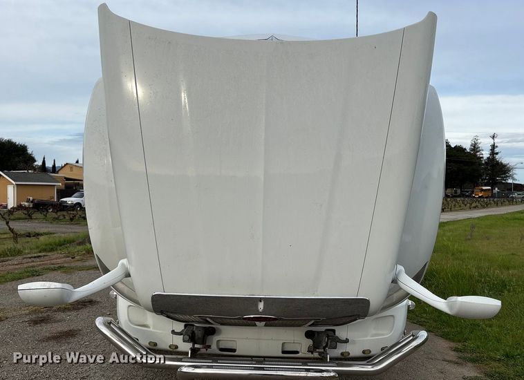 image for item EC8239 2017 Peterbilt 579 semi truck