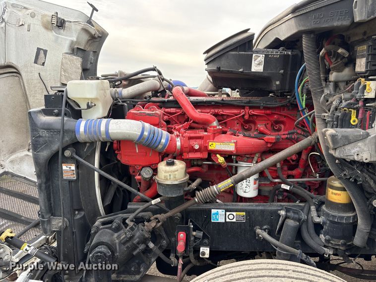 image for item EC8239 2017 Peterbilt 579 semi truck