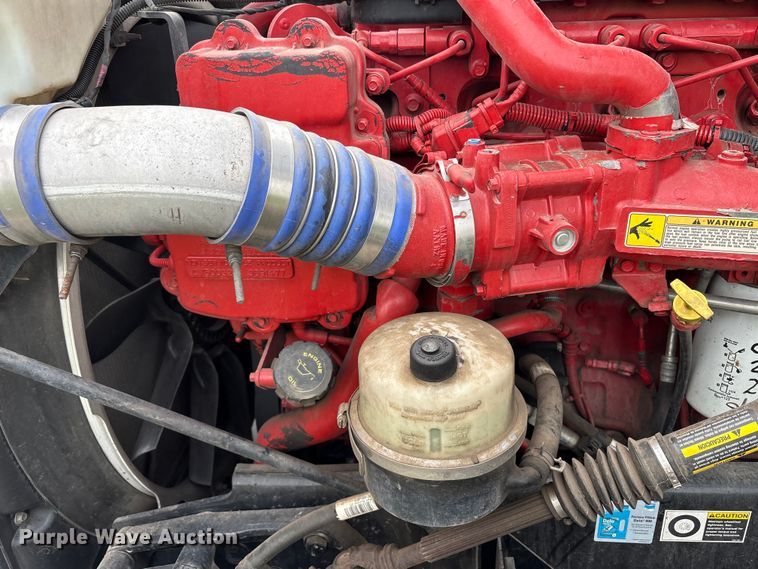 image for item EC8239 2017 Peterbilt 579 semi truck