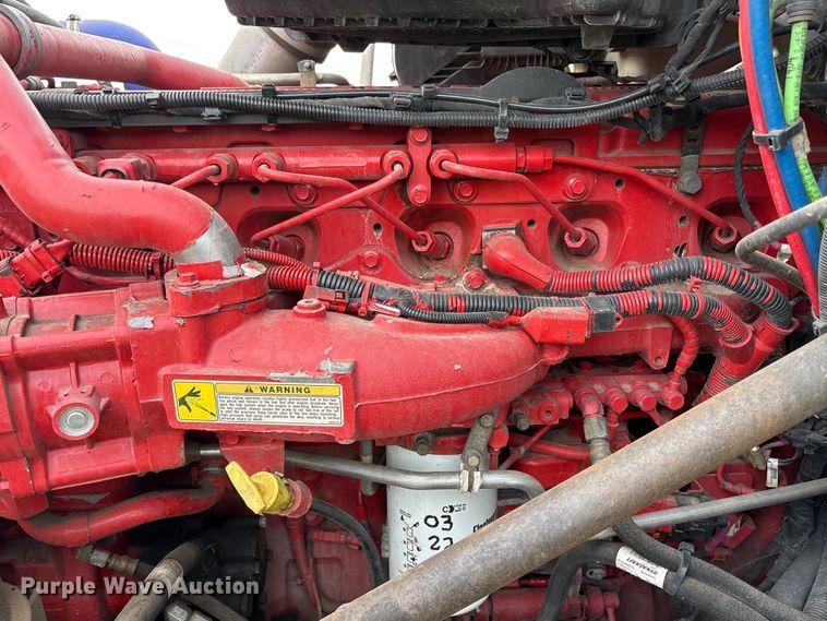 image for item EC8239 2017 Peterbilt 579 semi truck