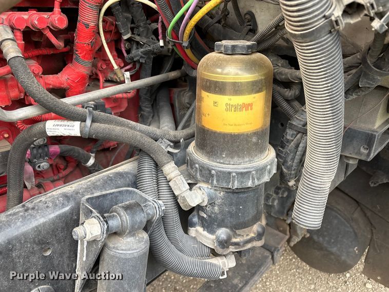 image for item EC8239 2017 Peterbilt 579 semi truck