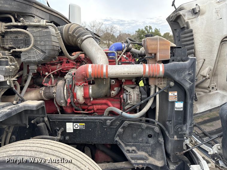 image for item EC8239 2017 Peterbilt 579 semi truck