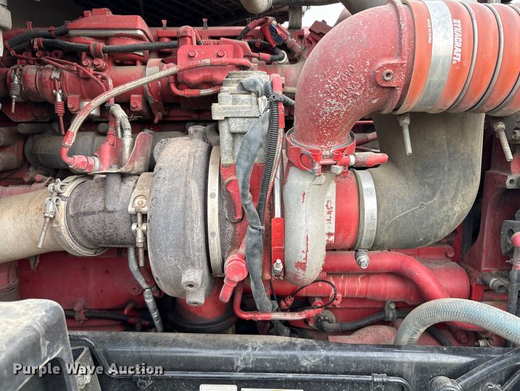 image for item EC8239 2017 Peterbilt 579 semi truck