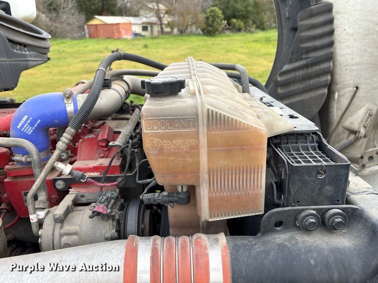 image for item EC8239 2017 Peterbilt 579 semi truck