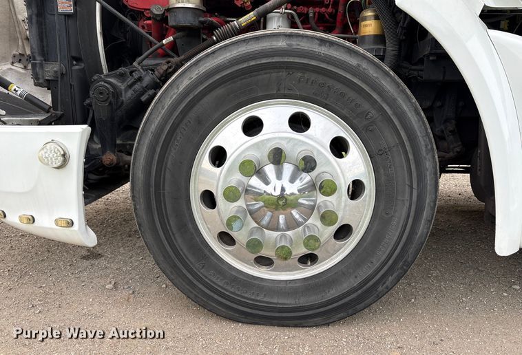 image for item EC8239 2017 Peterbilt 579 semi truck