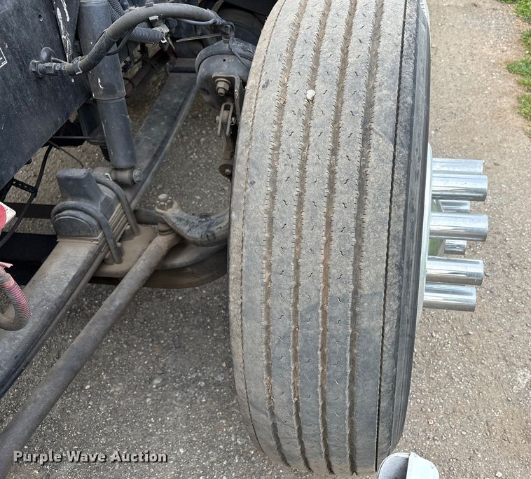 image for item EC8239 2017 Peterbilt 579 semi truck