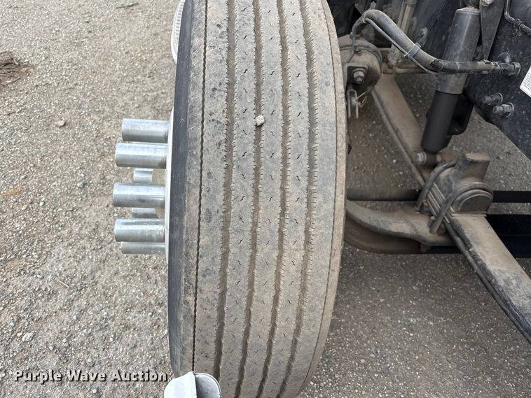 image for item EC8239 2017 Peterbilt 579 semi truck