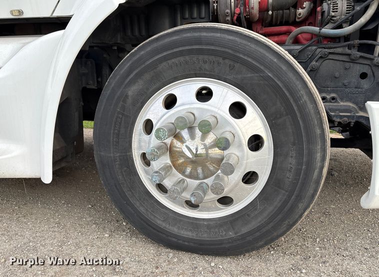 image for item EC8239 2017 Peterbilt 579 semi truck