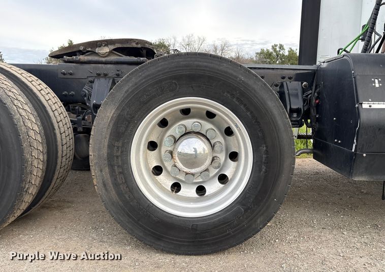 image for item EC8239 2017 Peterbilt 579 semi truck