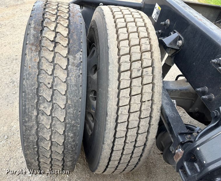 image for item EC8239 2017 Peterbilt 579 semi truck