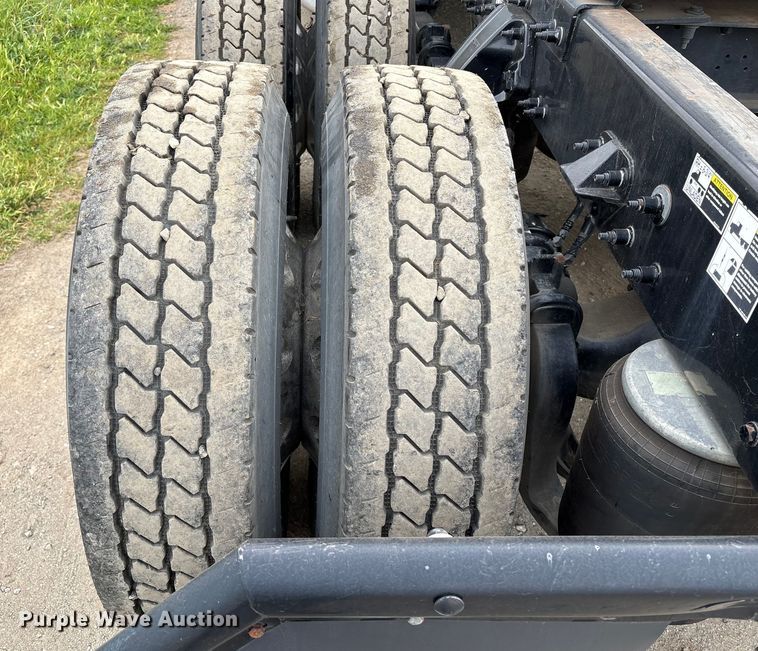 image for item EC8239 2017 Peterbilt 579 semi truck