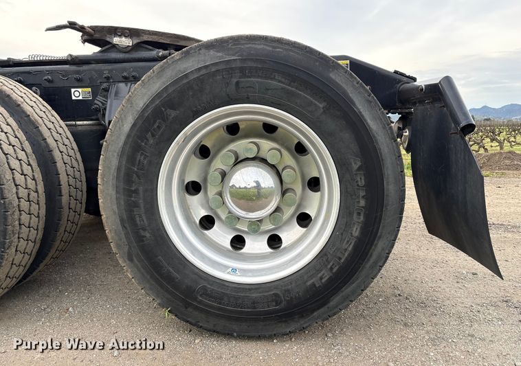 image for item EC8239 2017 Peterbilt 579 semi truck