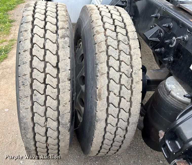 image for item EC8239 2017 Peterbilt 579 semi truck