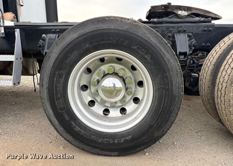 image for item EC8239 2017 Peterbilt 579 semi truck