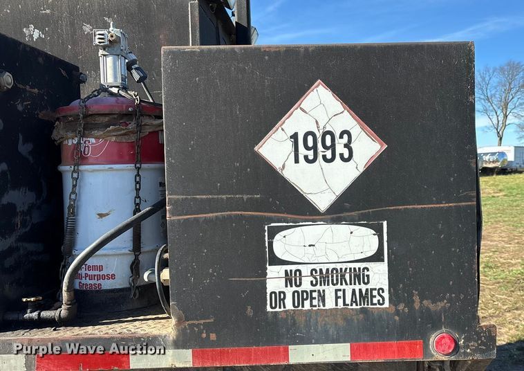 image for item ED2416 2006 Freightliner Business Class M2 fuel / lube truck