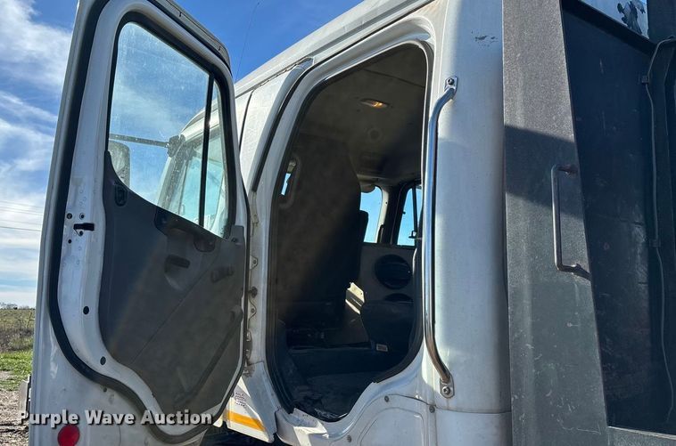 image for item ED2416 2006 Freightliner Business Class M2 fuel / lube truck