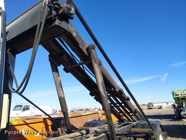 image for item EE5178 2000 Sterling L7500 roll-off container truck