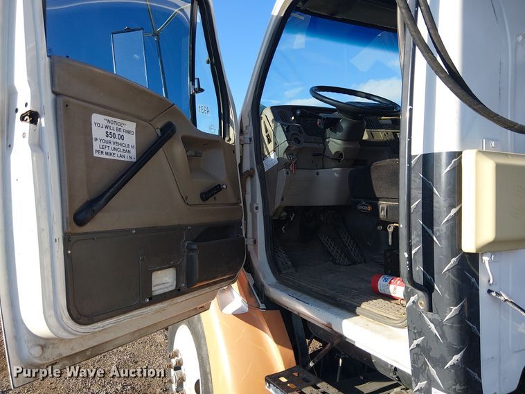 image for item EE5178 2000 Sterling L7500 roll-off container truck