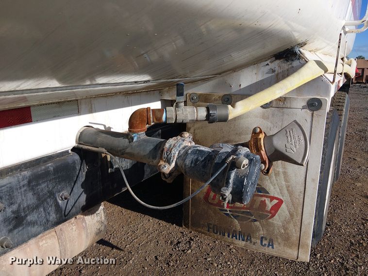 image for item EE5179 2006 International 4400 water truck